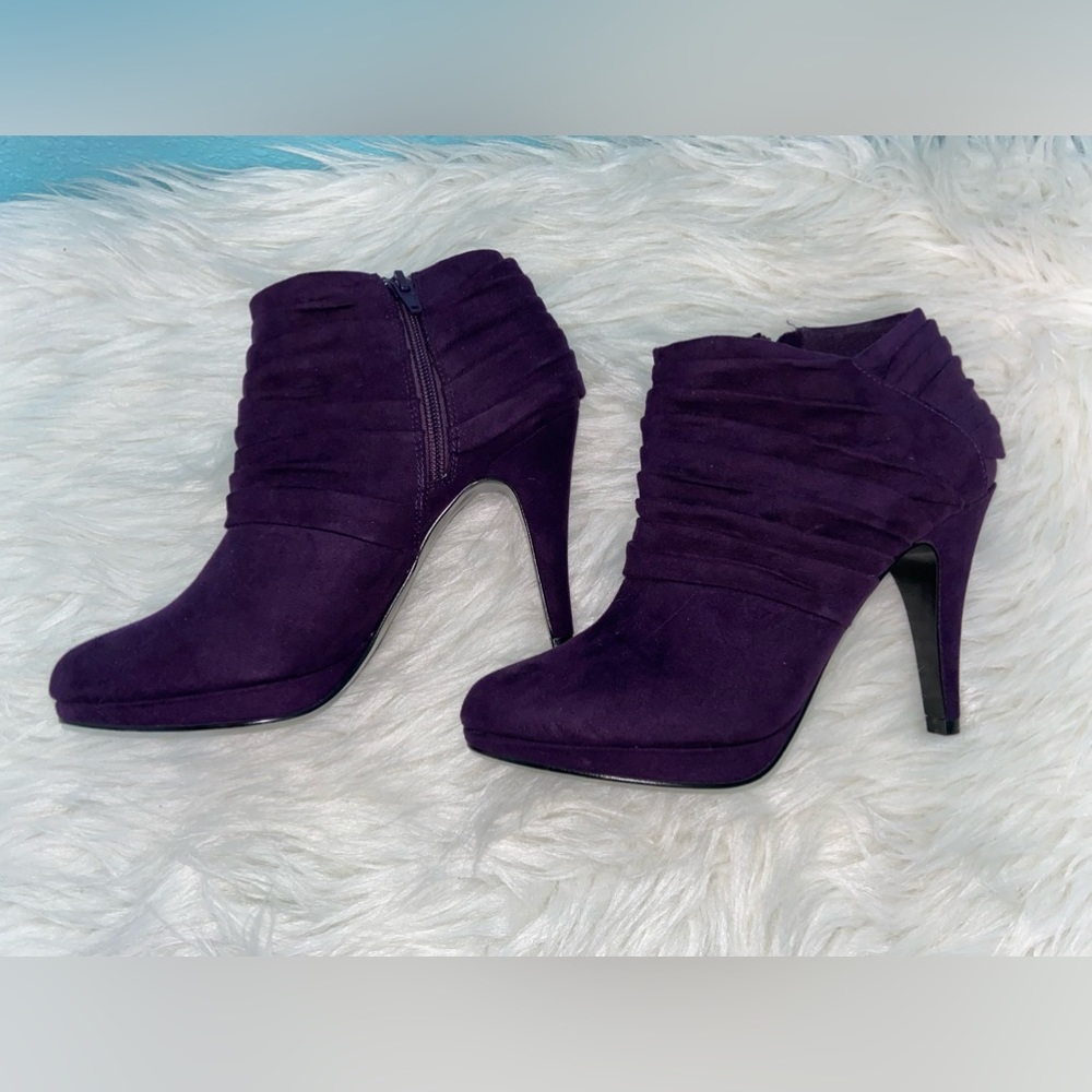 Like new gorgeous Coach purple heeled boots size 8